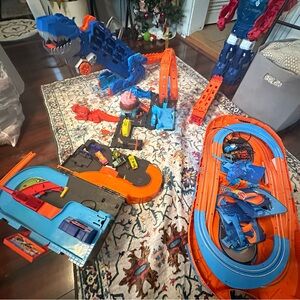 Hot wheels set in lauding T. rex